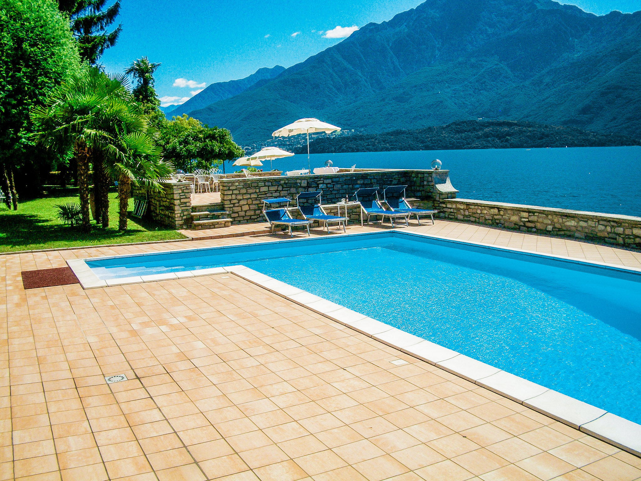 Ca. 2.000 m² großes Parkgrundstück mit Pool, Terrasse und Liegebereich