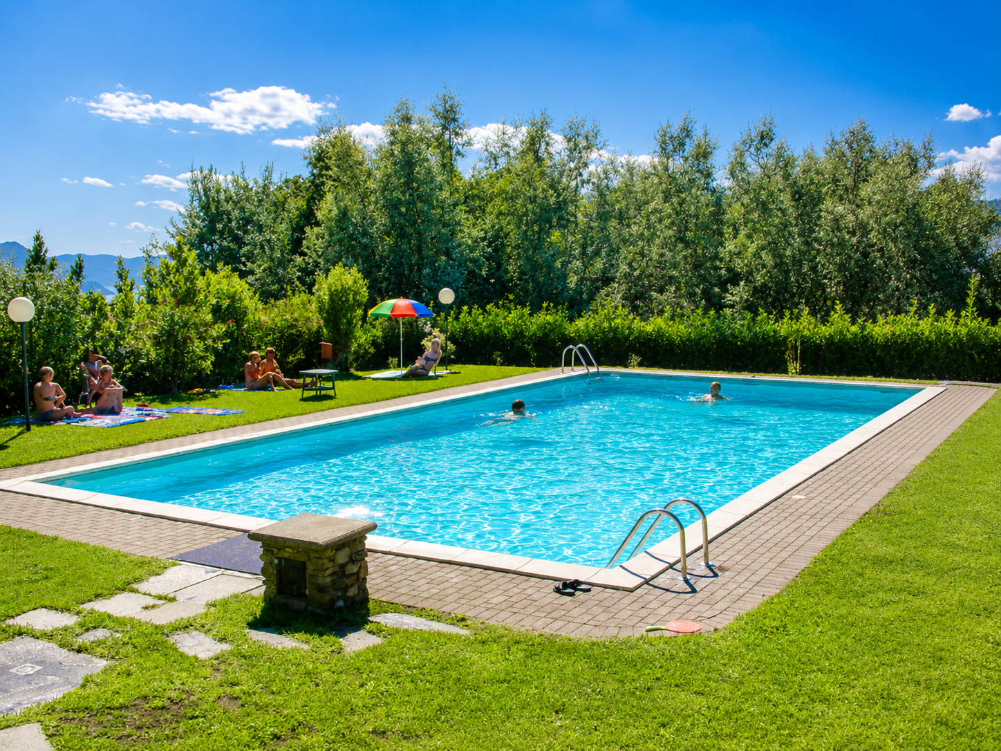 Pool mit Liegewiese