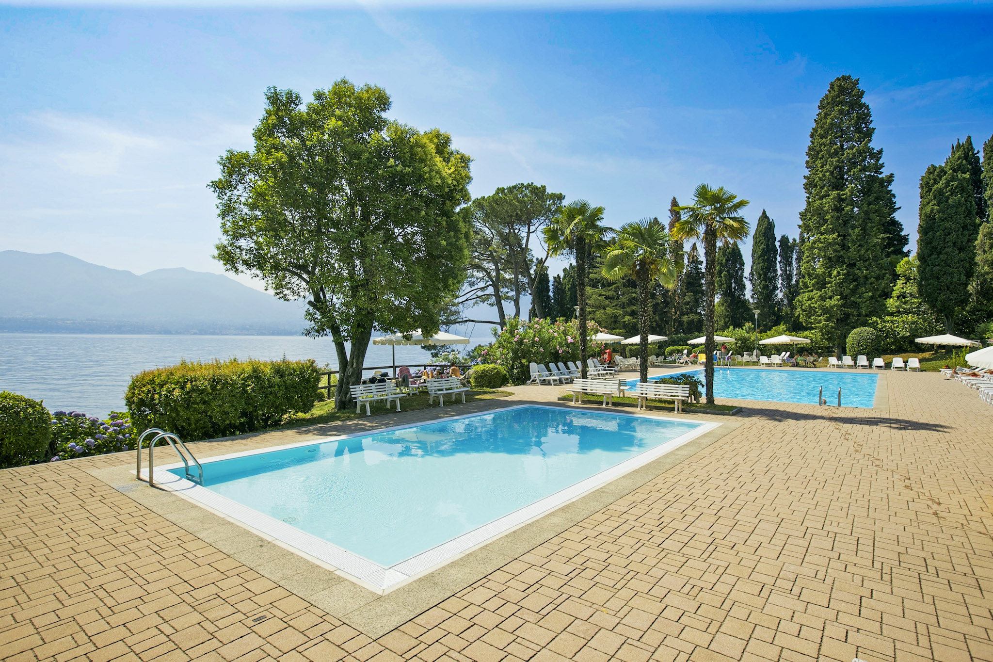 Herrlicher Pool mit Kinderbecken am See