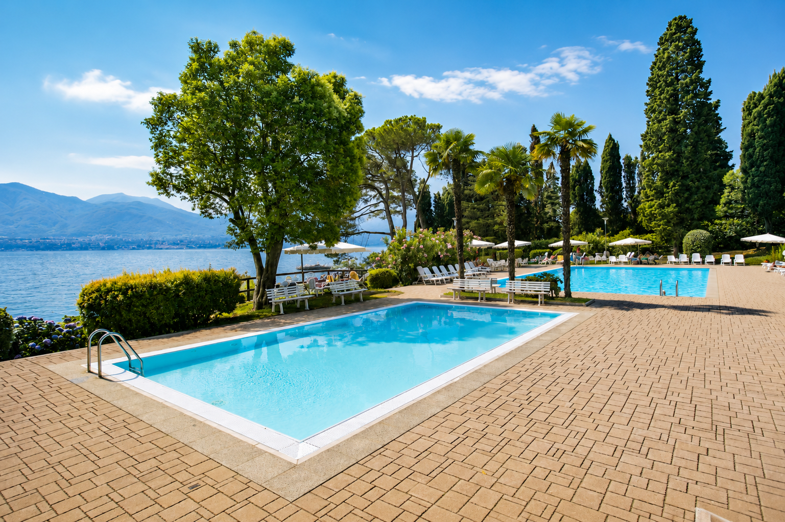 Herrlicher Pool mit Kinderbecken am See