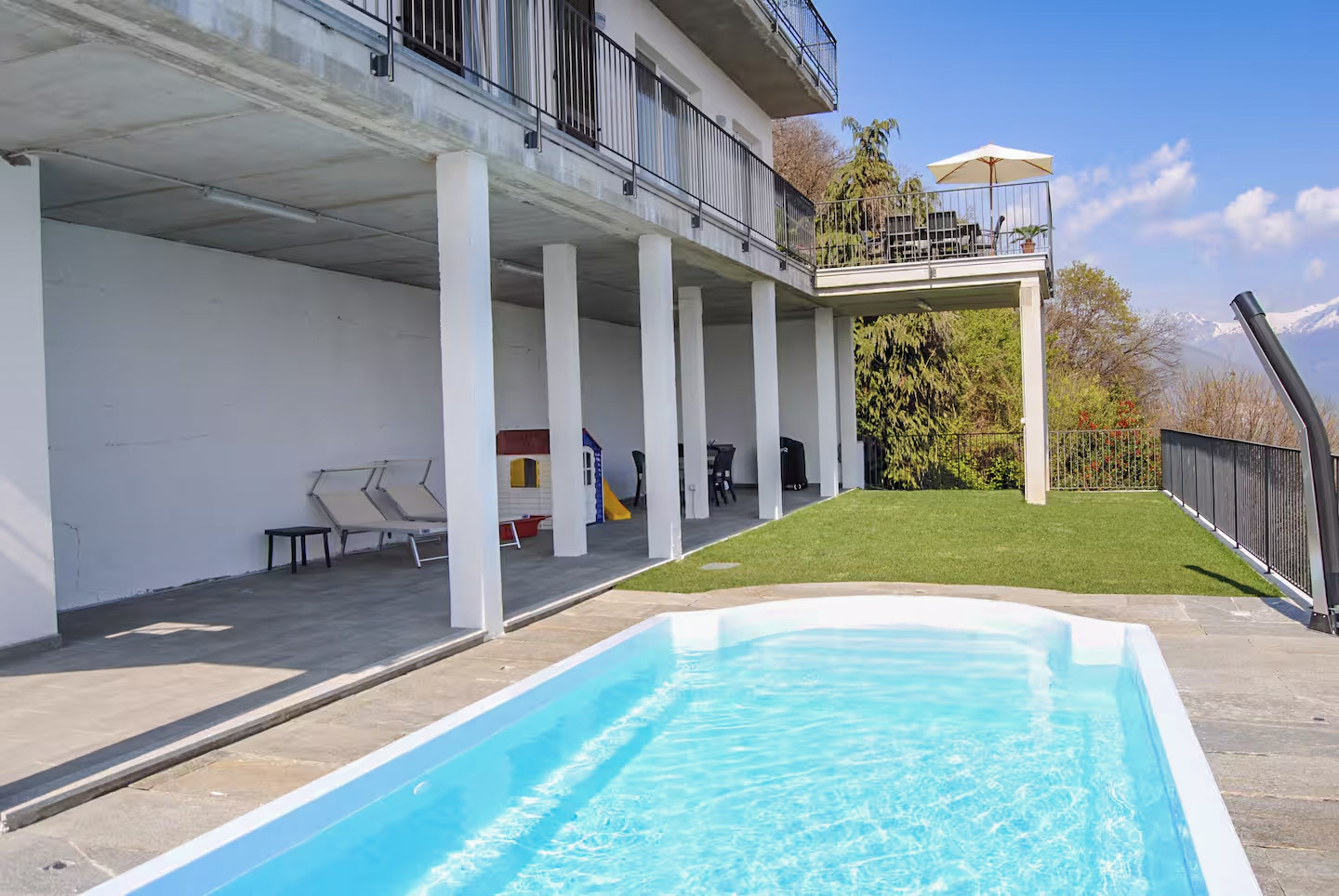 Ca. 55 m² großer Garten mit Traumseesicht und solarbeheiztem Pool