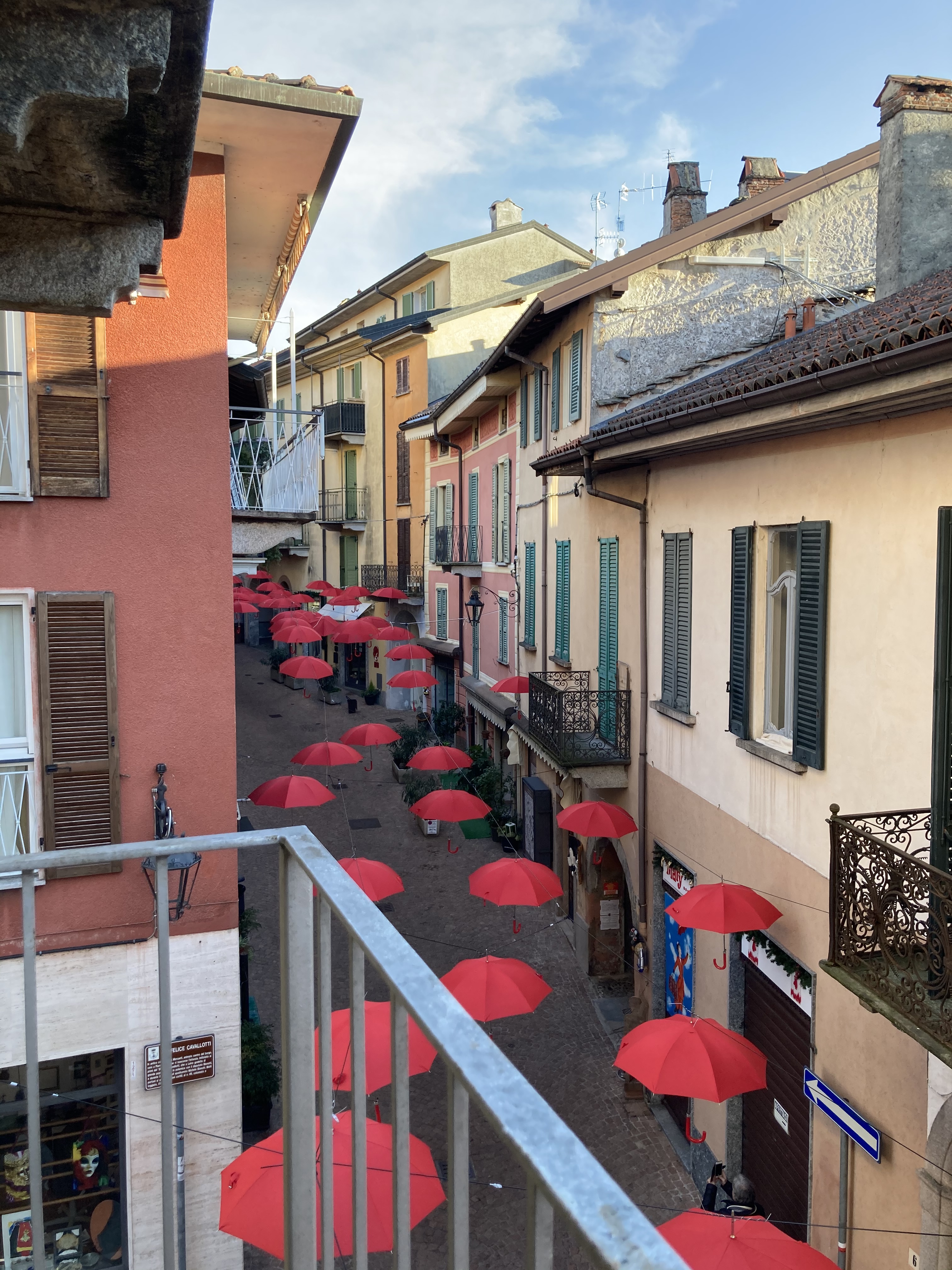 Balkon mit Sitzgelegenheit für 2 Personen und Blick auf die romantische Gasse