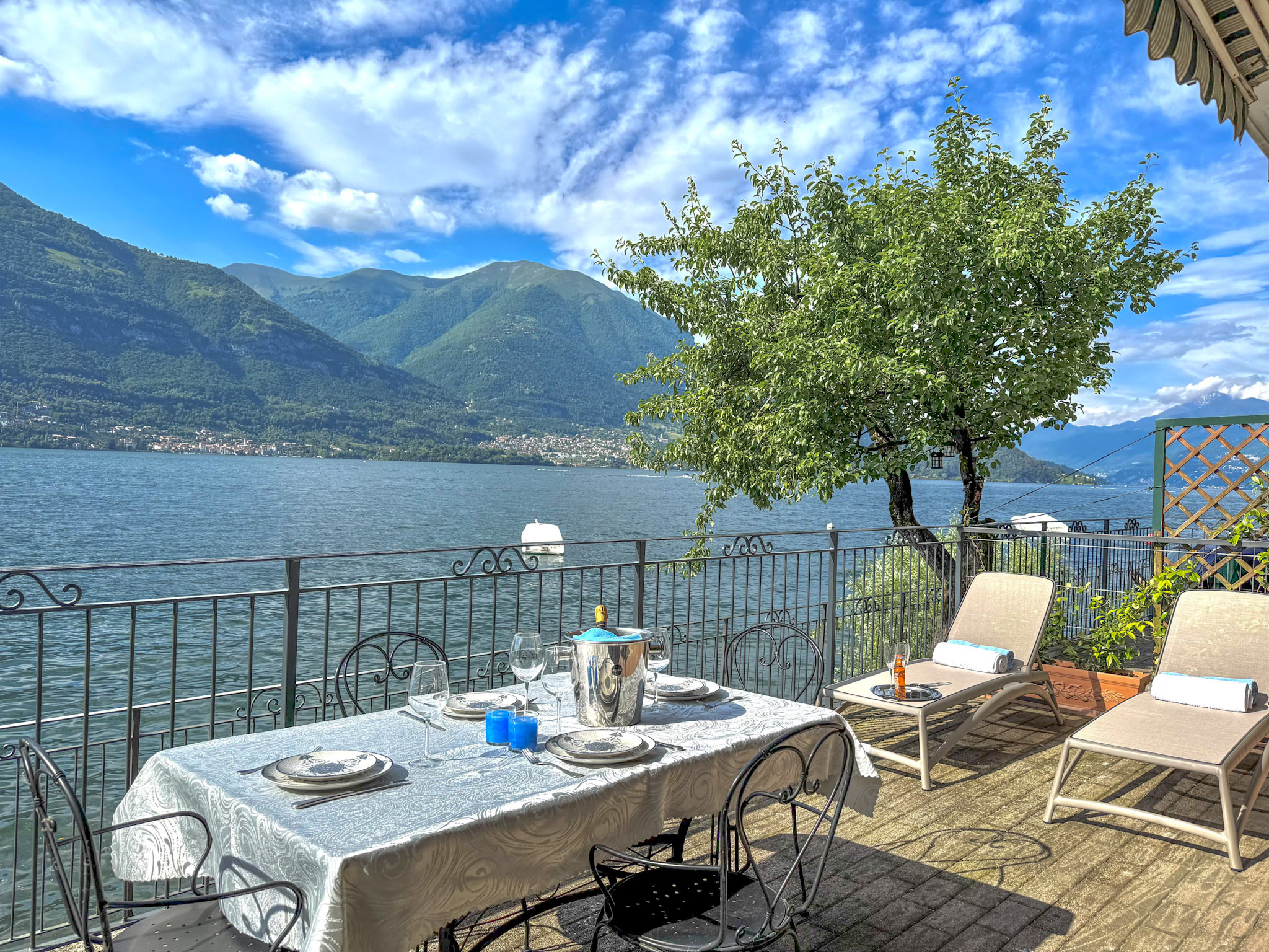 Ca. 26 m² große Sonnenterrasse mit Markise und fantastischer Sicht auf den See und das gegenüberliegende Ufer