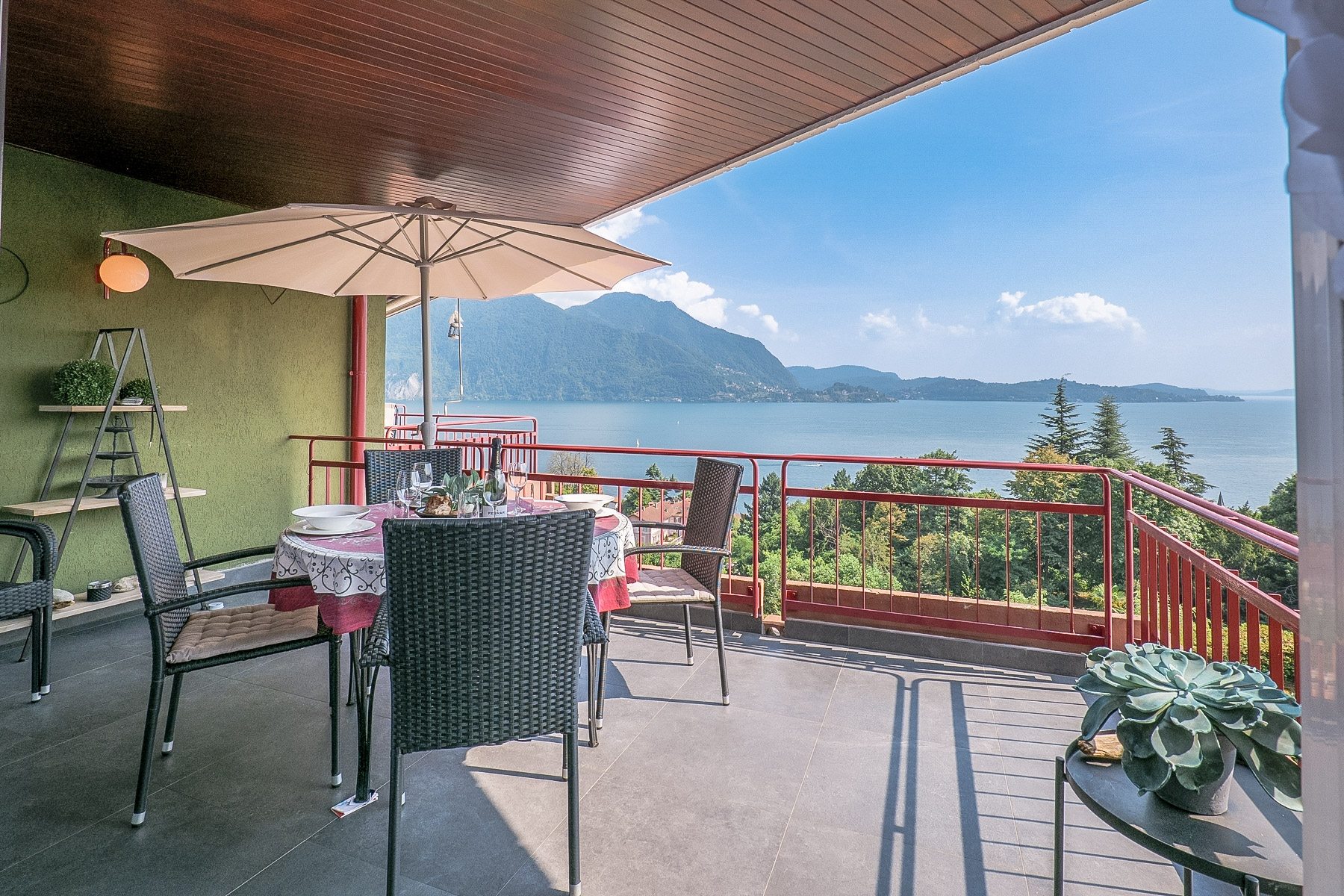 Ca. 15 m² großer, überdachter Balkon mit gigantischer Sicht auf den See