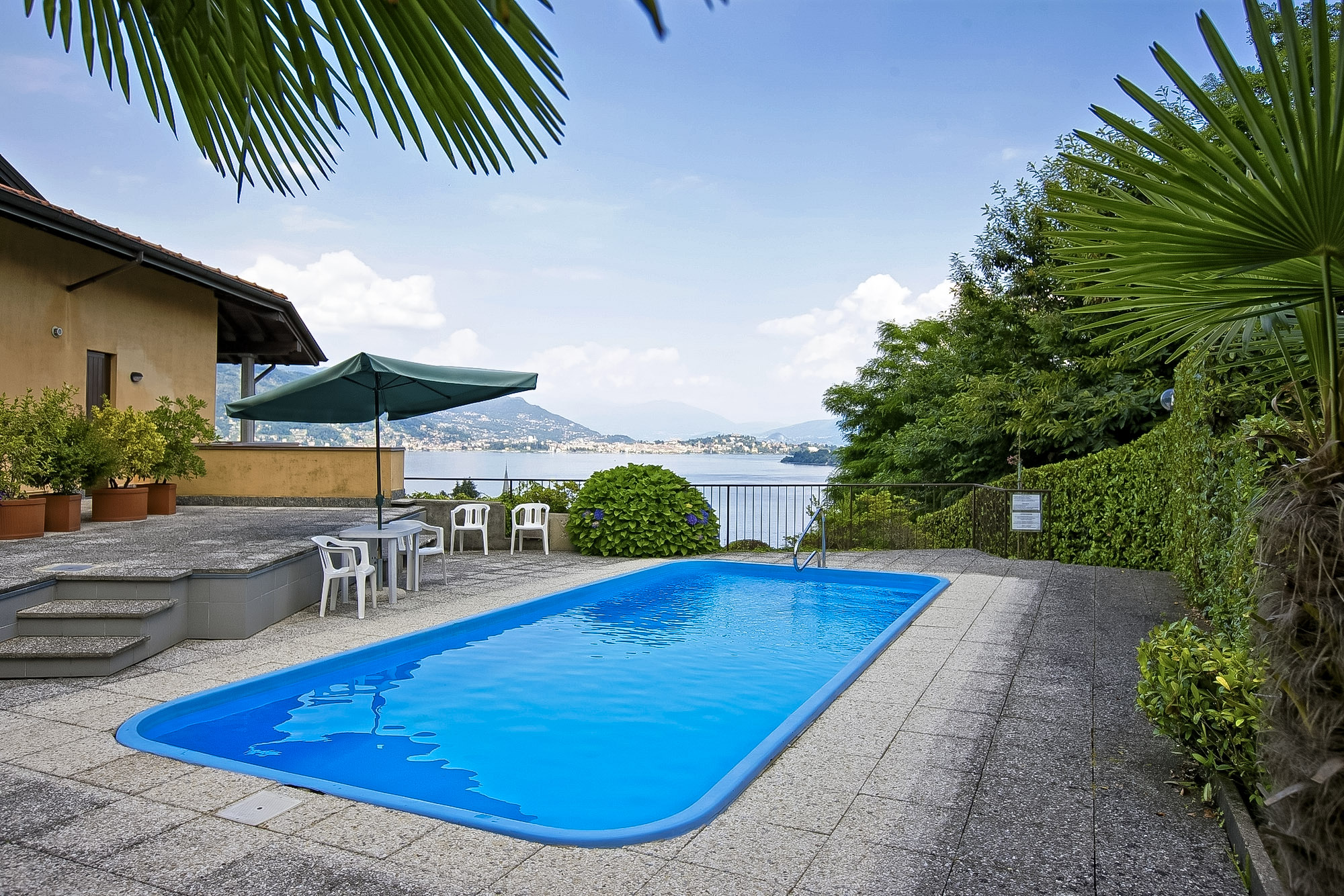 Ca. 8 m x 4 m großer Pool