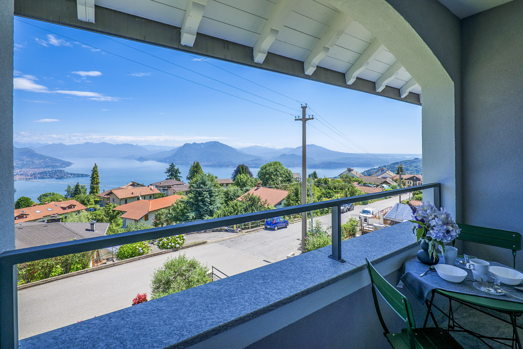 Überdachter Balkon mit wunderschöner Sicht auf die Borromäischen Inseln, den See und die Berge