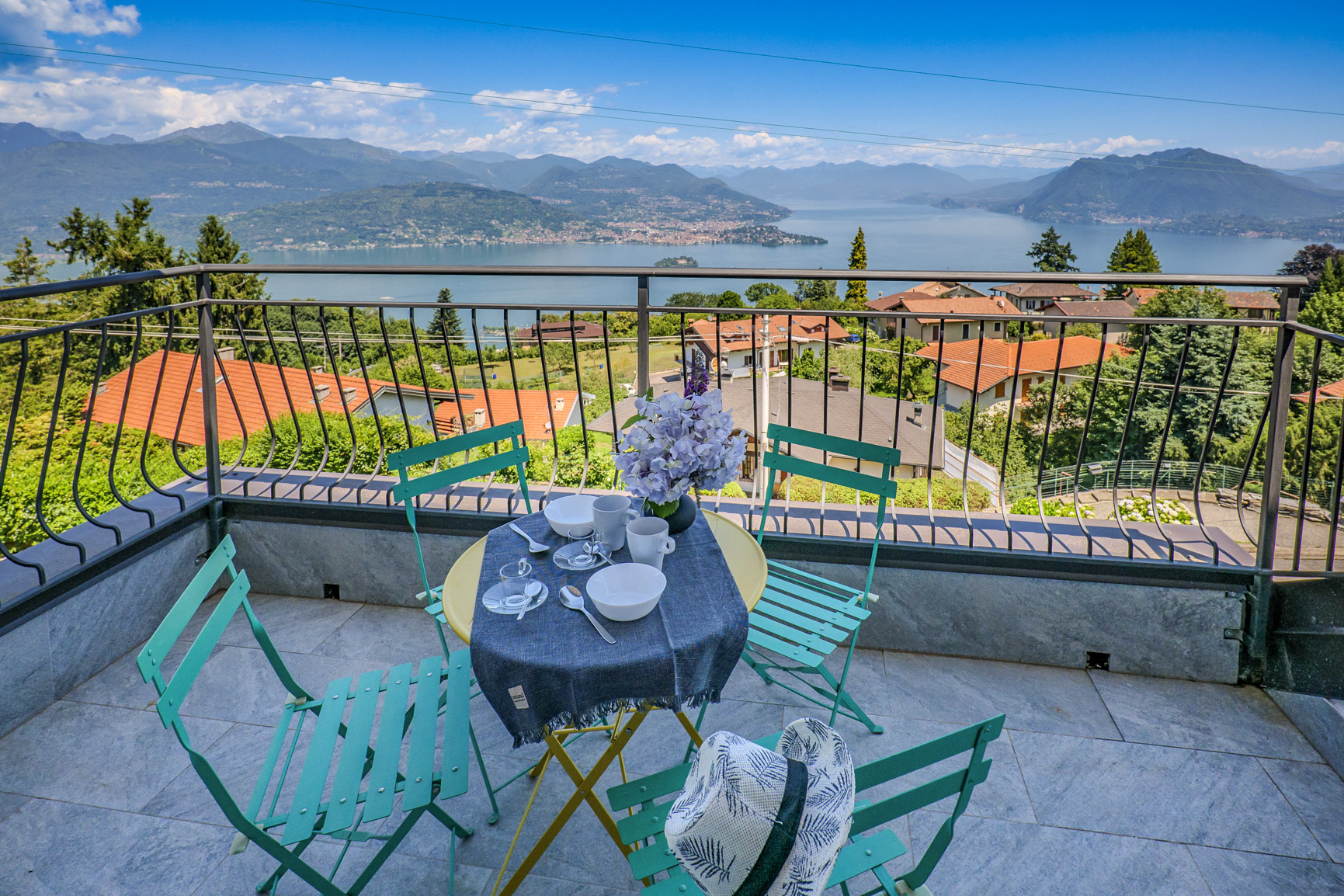 Balkon mit fantastischer Sicht auf die Borromäischen Inseln, den See und die Berge