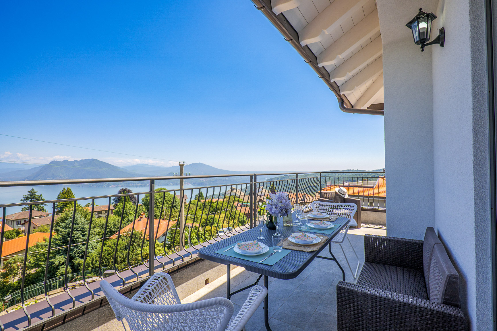 Ca. 25 m² großer Eckbalkon mit fantastischer Sicht auf die Borromäischen Inseln, den See und die Berge