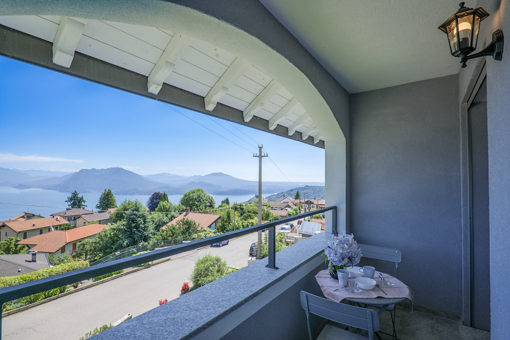 Überdachter Balkon mit wunderschöner Sicht auf die Borromäischen Inseln, den See und die Berge