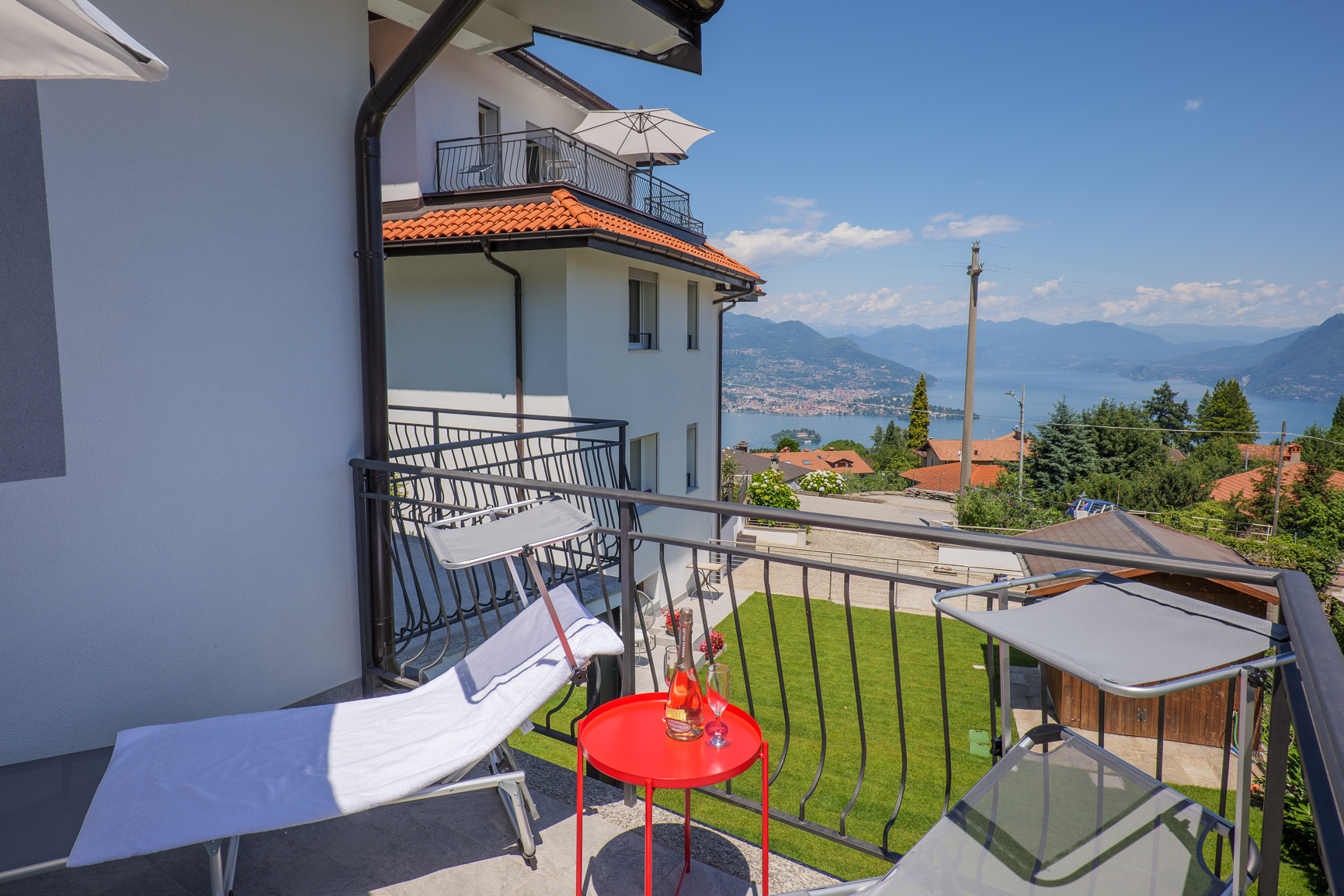 Ca. 15 m² großer Balkon mit schöner Sicht auf die Borromäischen Inseln, den See und die Berge