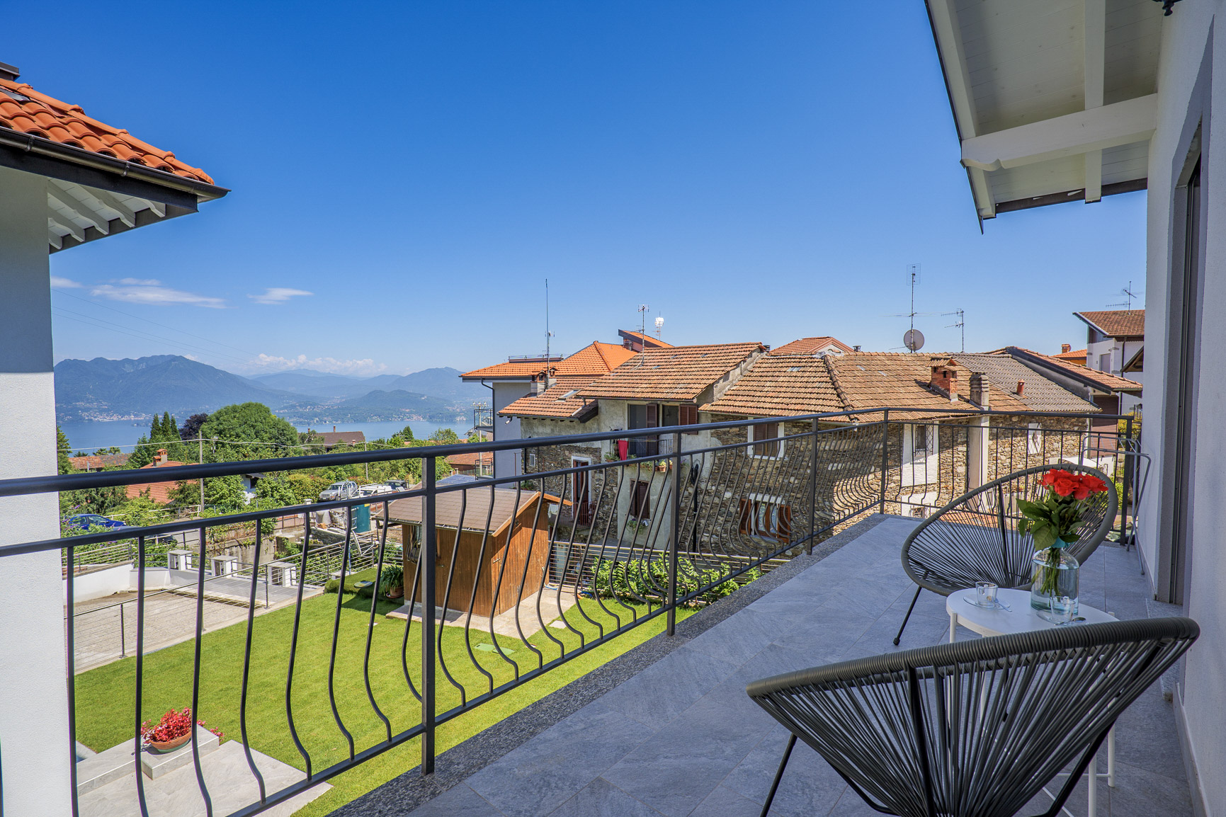 Ca. 25 m² großer Eckbalkon mit fantastischer Sicht auf die Borromäischen Inseln, den See und die Berge
