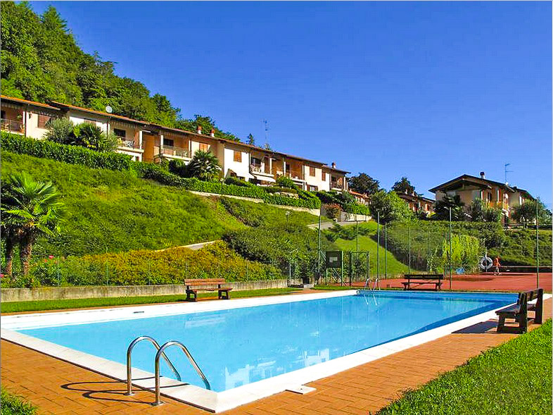 Ca. 16 m x 8 m großer Pool