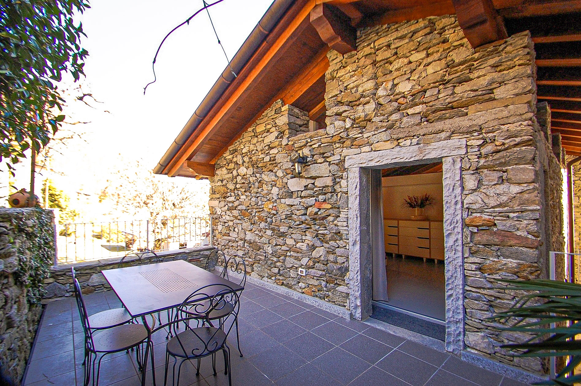 Ca. 15 m² große Terrasse mit Sicht auf die Berge