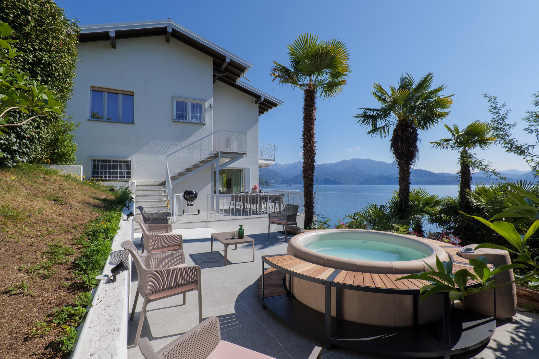 Ca. 55 m² große Terrasse mit Whirlpool für bis zu 6 Personen 