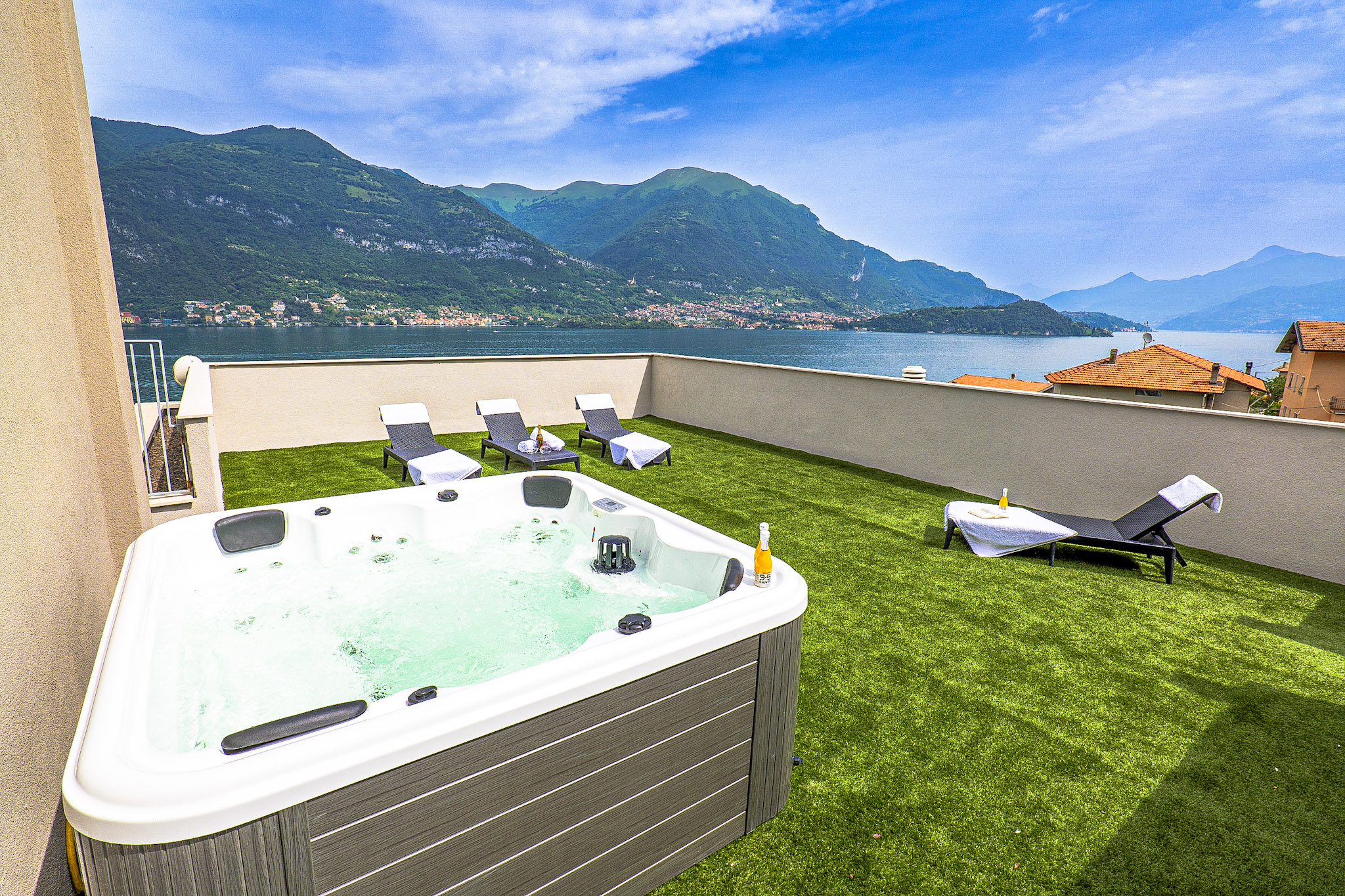 Ca. 75 m² große Dachterrasse mit Whirlpool