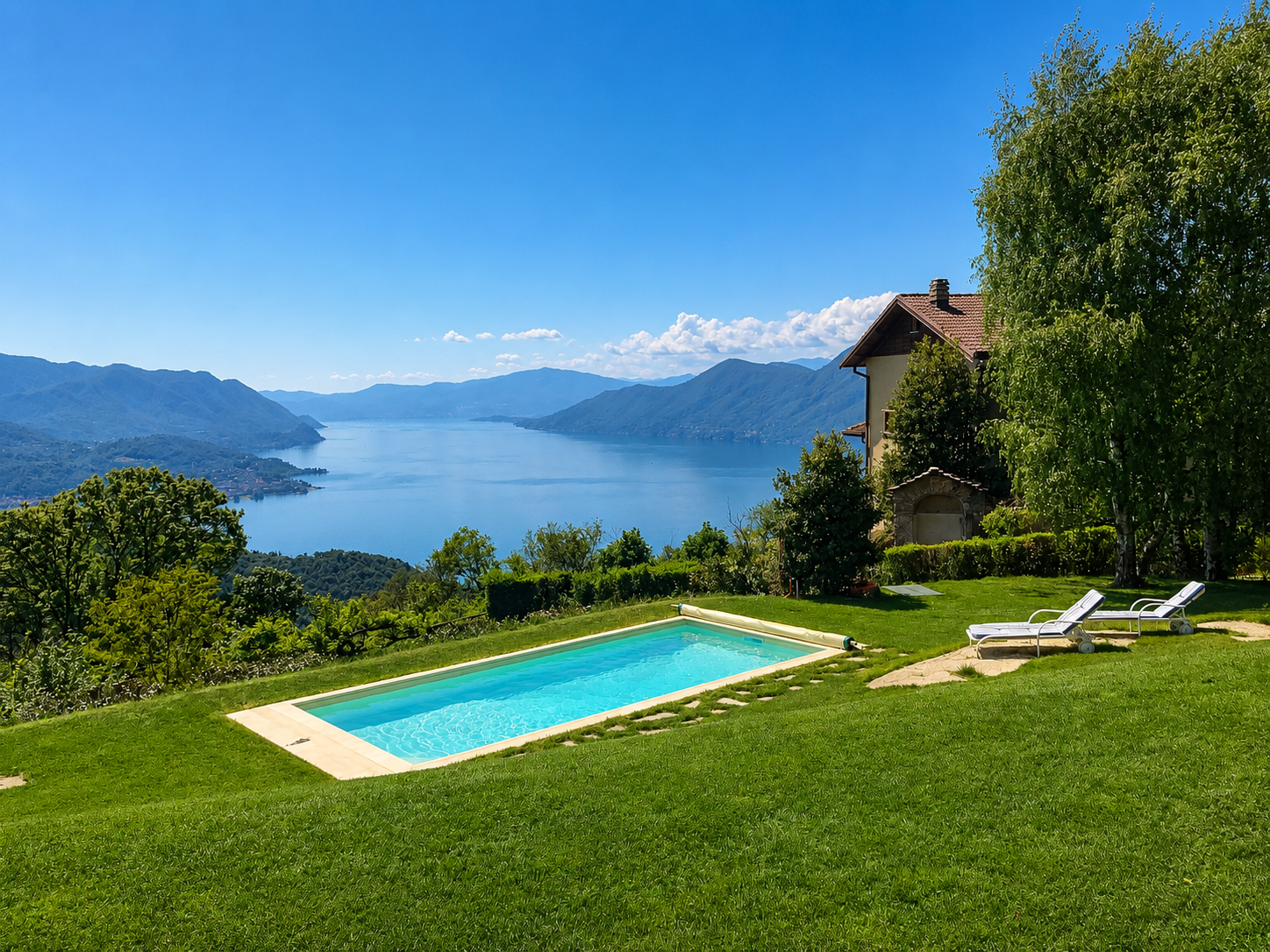 Privates Gartenrefugium mit Pool und traumhaftem Berg- und Seepanorama