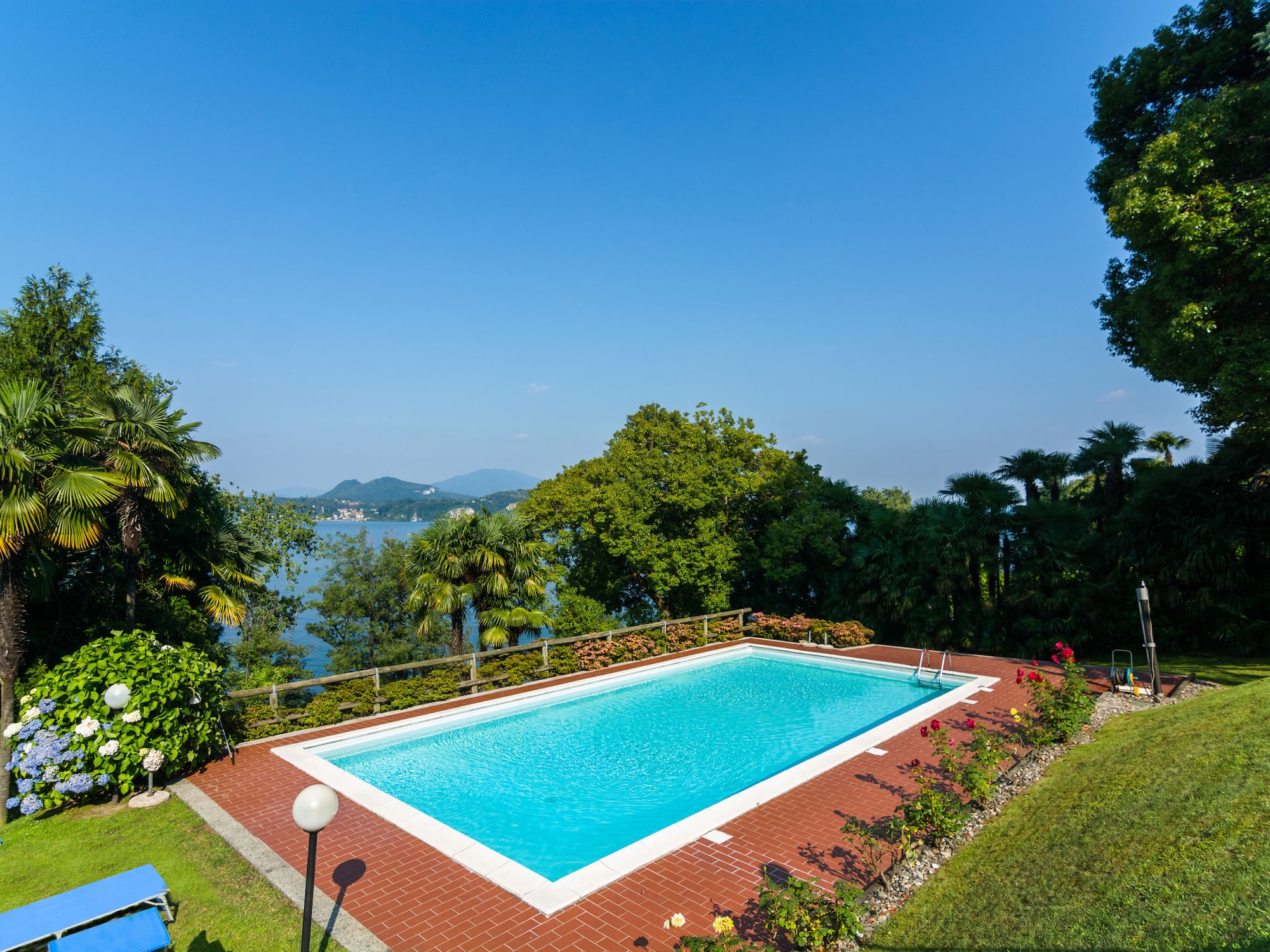 Ca. 12 m x 6 m großer Pool
