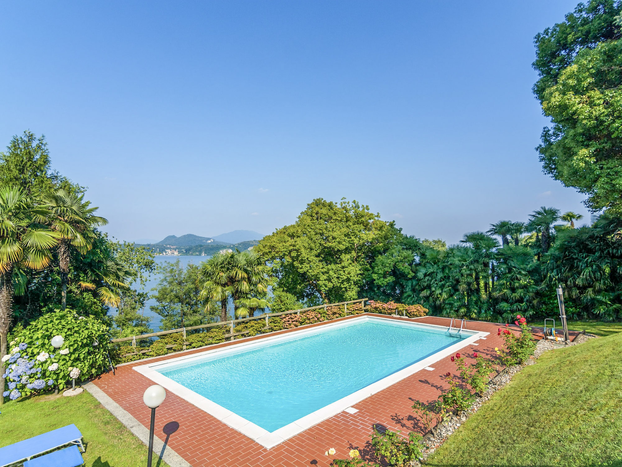 Ca. 12 m x 6 m großer Pool