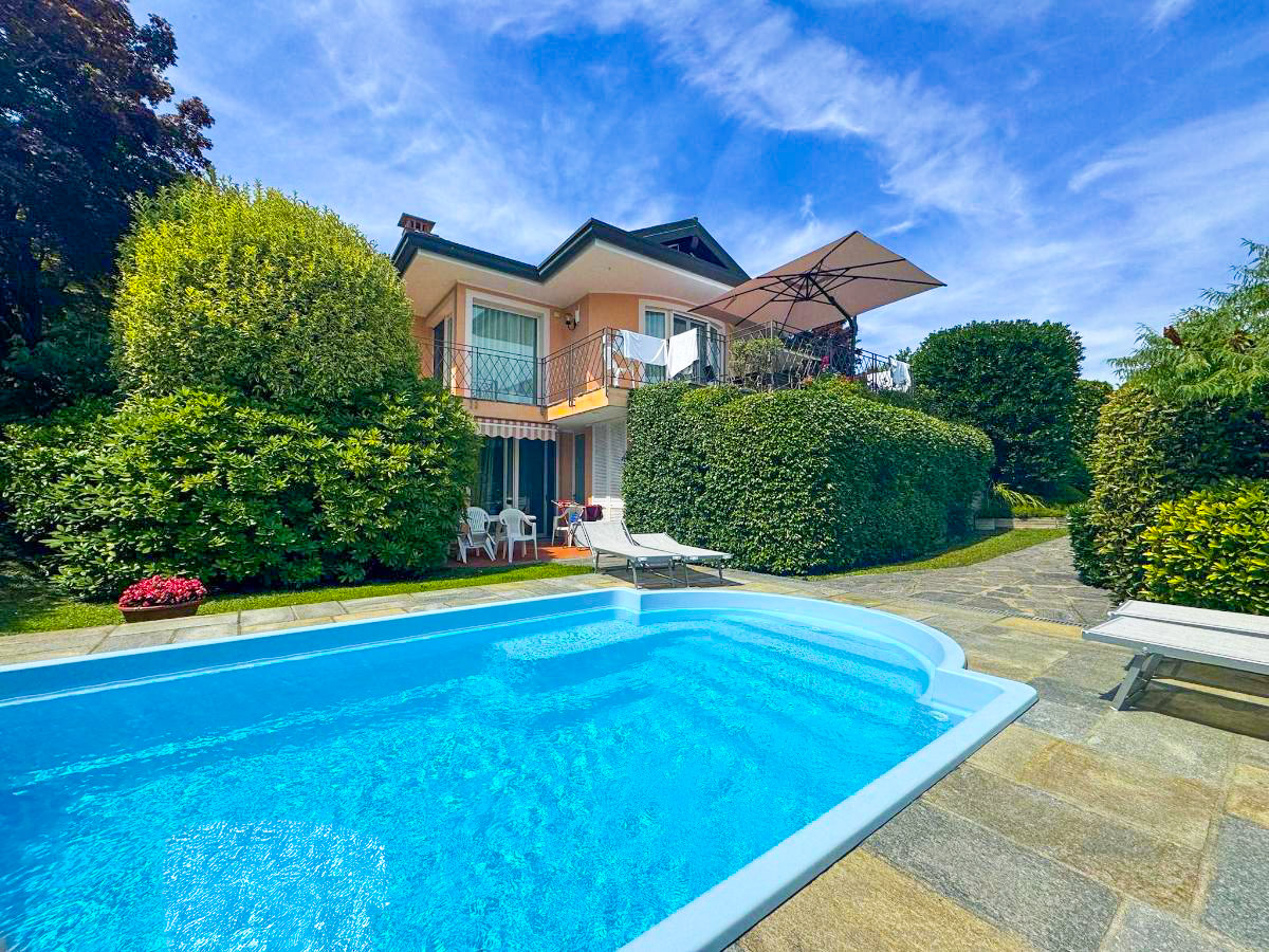 Teilansicht der Villa mit Pool