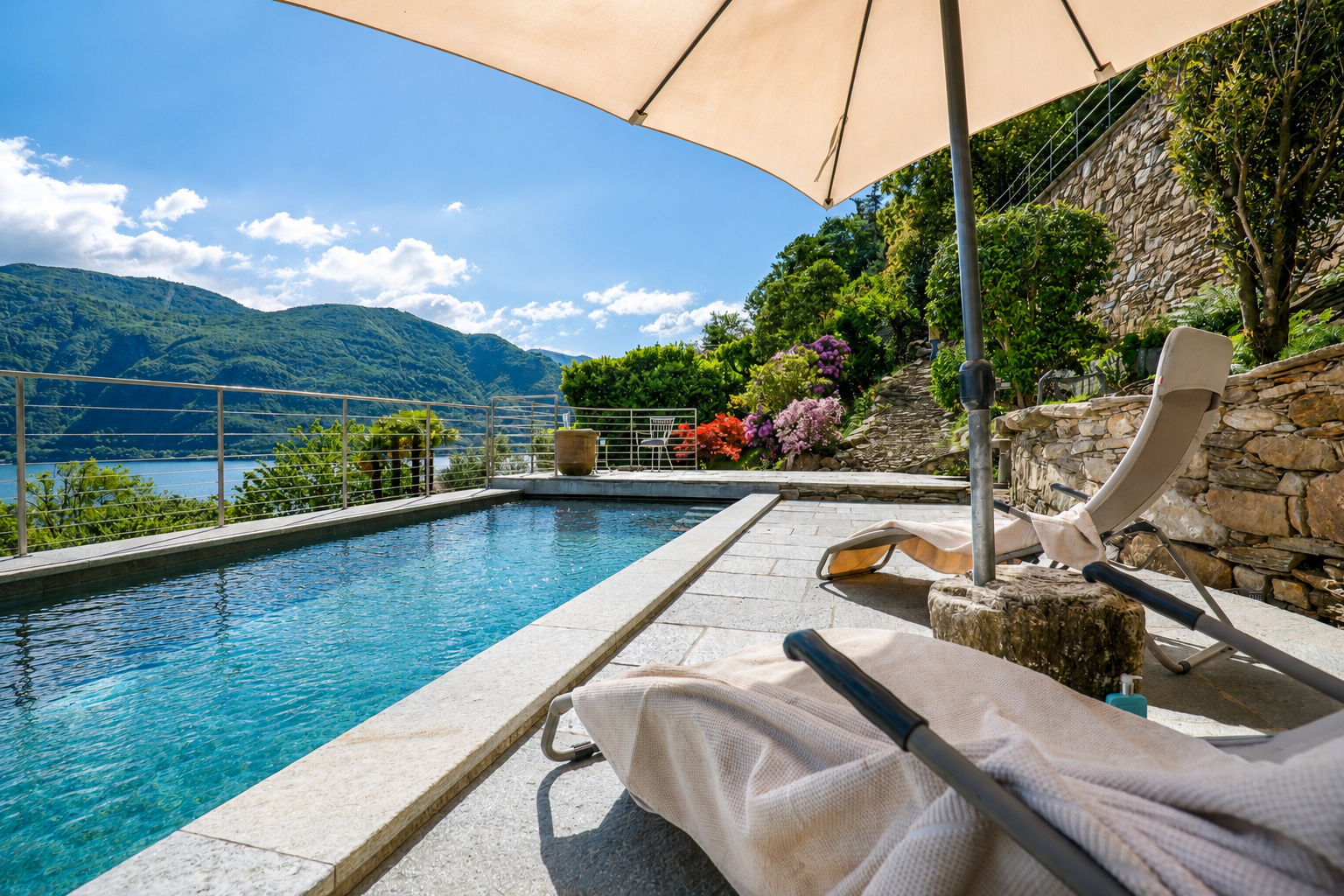 Ca. 4 m x 10 m großer Pool mit fantastischer Seesicht