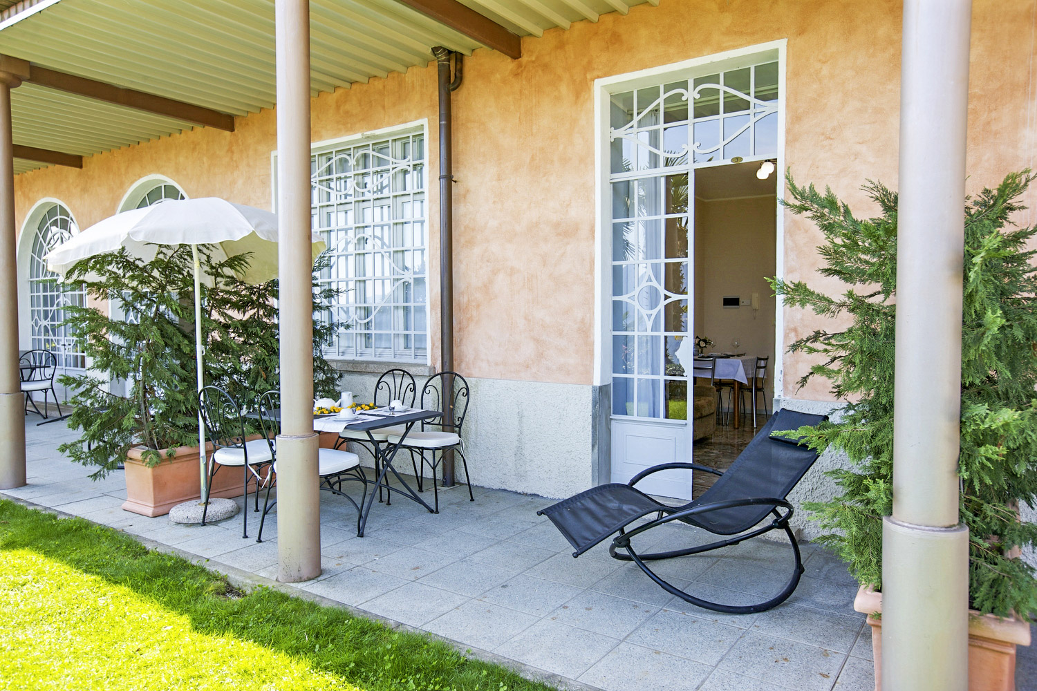 Private Terrasse und Gärtchen mit jeweils etwas See- und Bergsicht