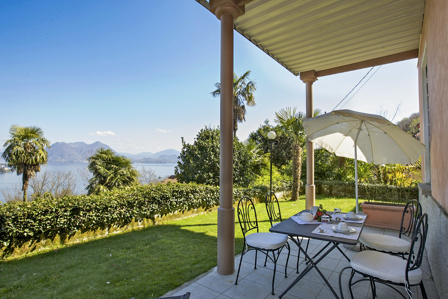 Ca. 25 m² großer Garten mit traumhafter Sicht auf den See und die Borromäischen Inseln