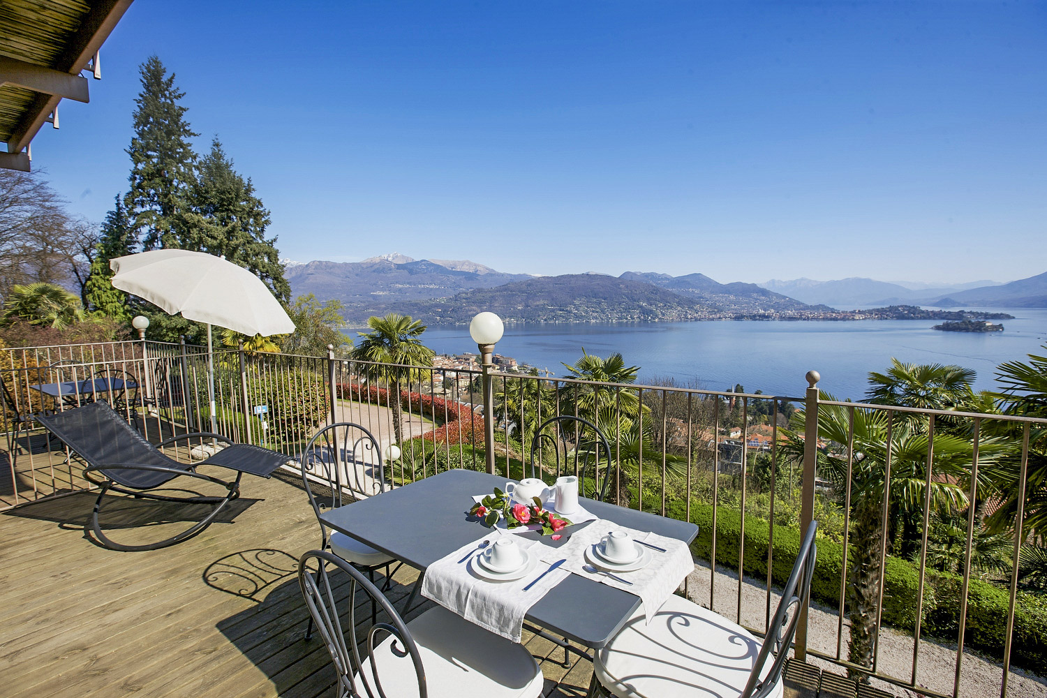 Ca. 15 m² großer Balkon mit atemberaubender Sicht auf den See
