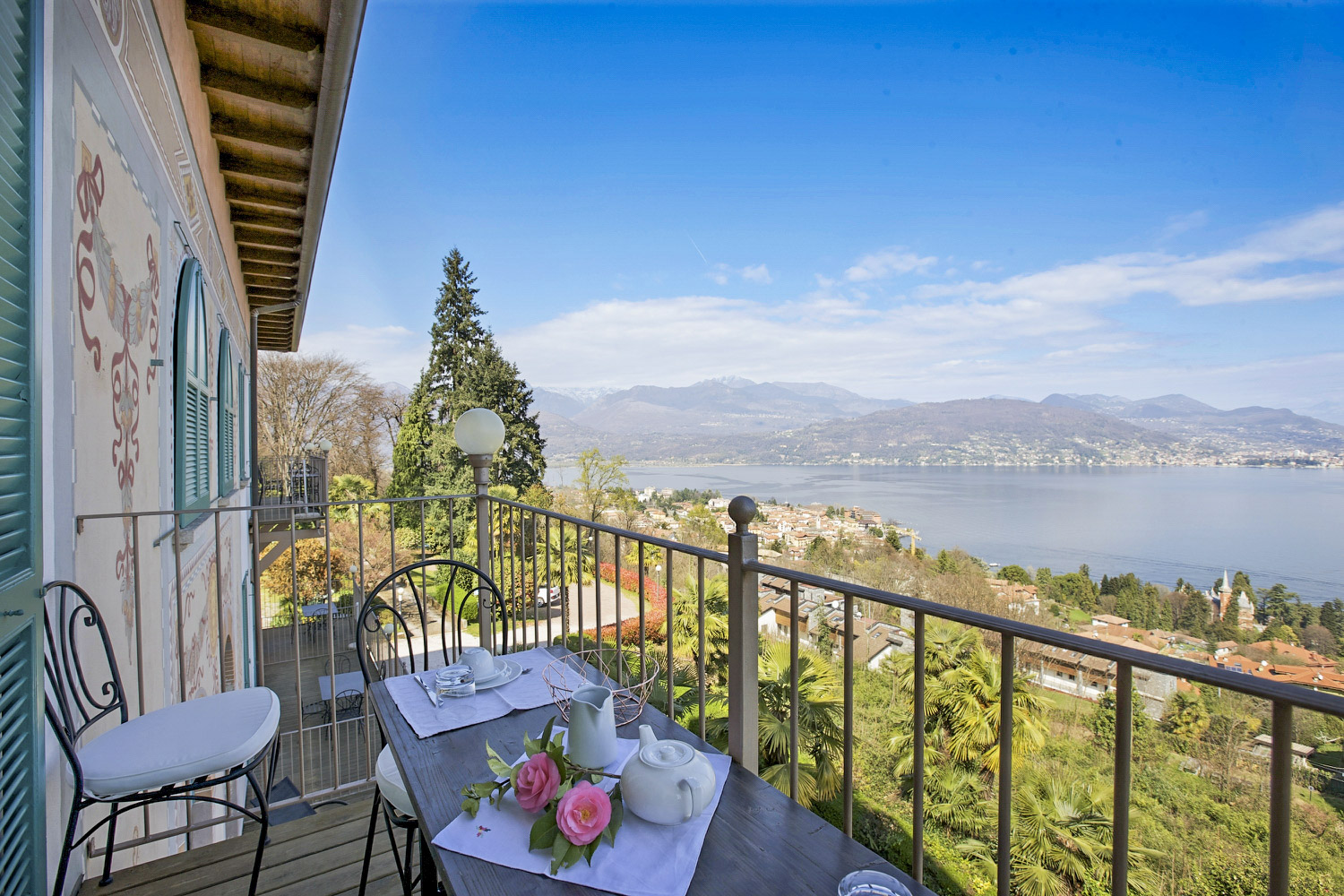 Balkon mit Sitzgelegenheit für 2 Personen und...