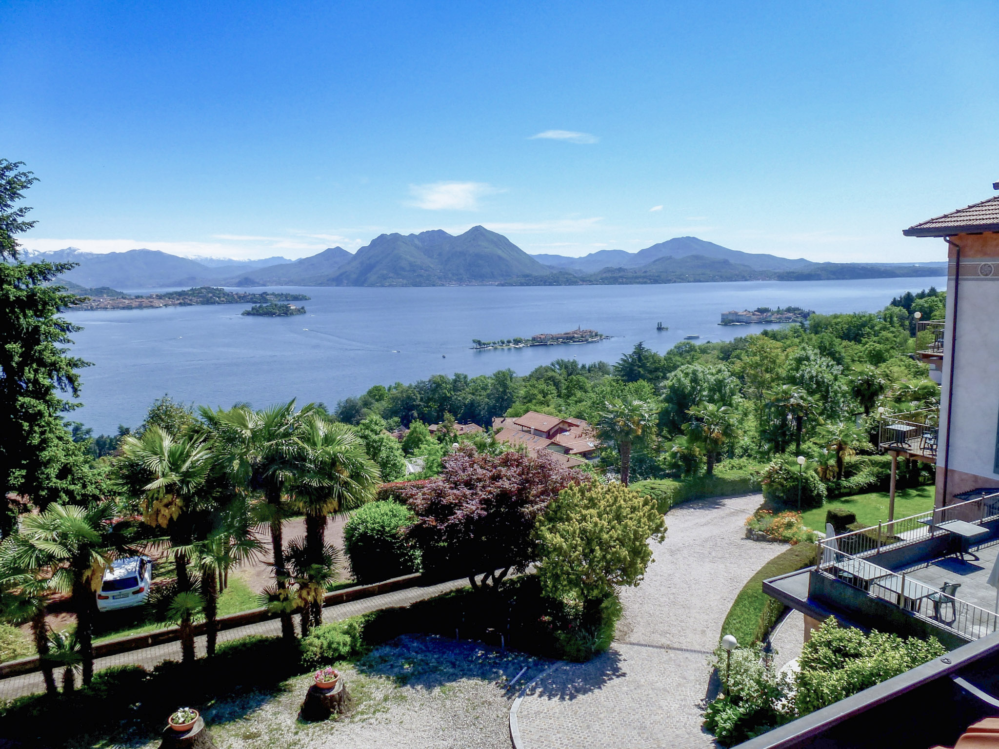 Traumhafte Sicht auf den See, die Borromäischen Inseln und die umliegenden Berge