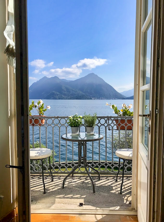 Balkon mit Sitzgelegenheit für 2 Personen und fantastischer Seesicht