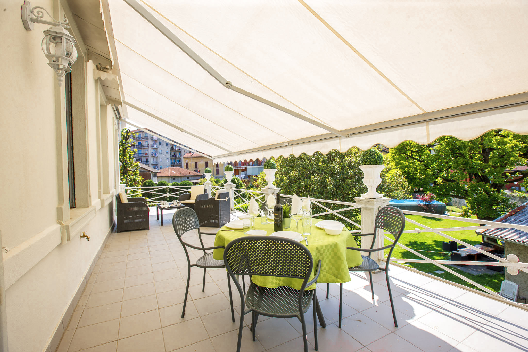 Ca. 40 m² großer Balkon mit Markise und Blick in den Garten