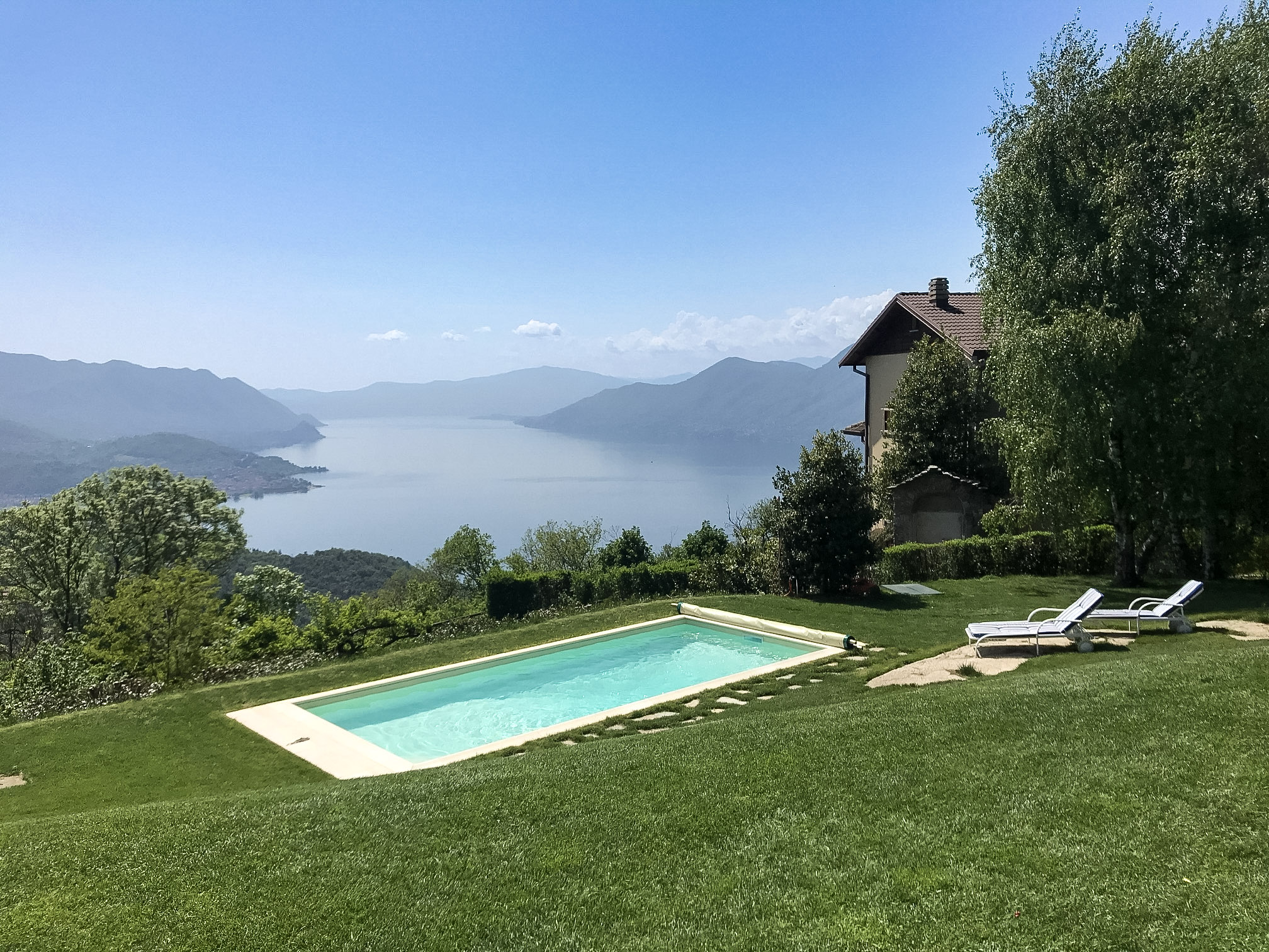 Privates Gartenrefugium mit Pool und traumhaftem Berg- und Seepanorama