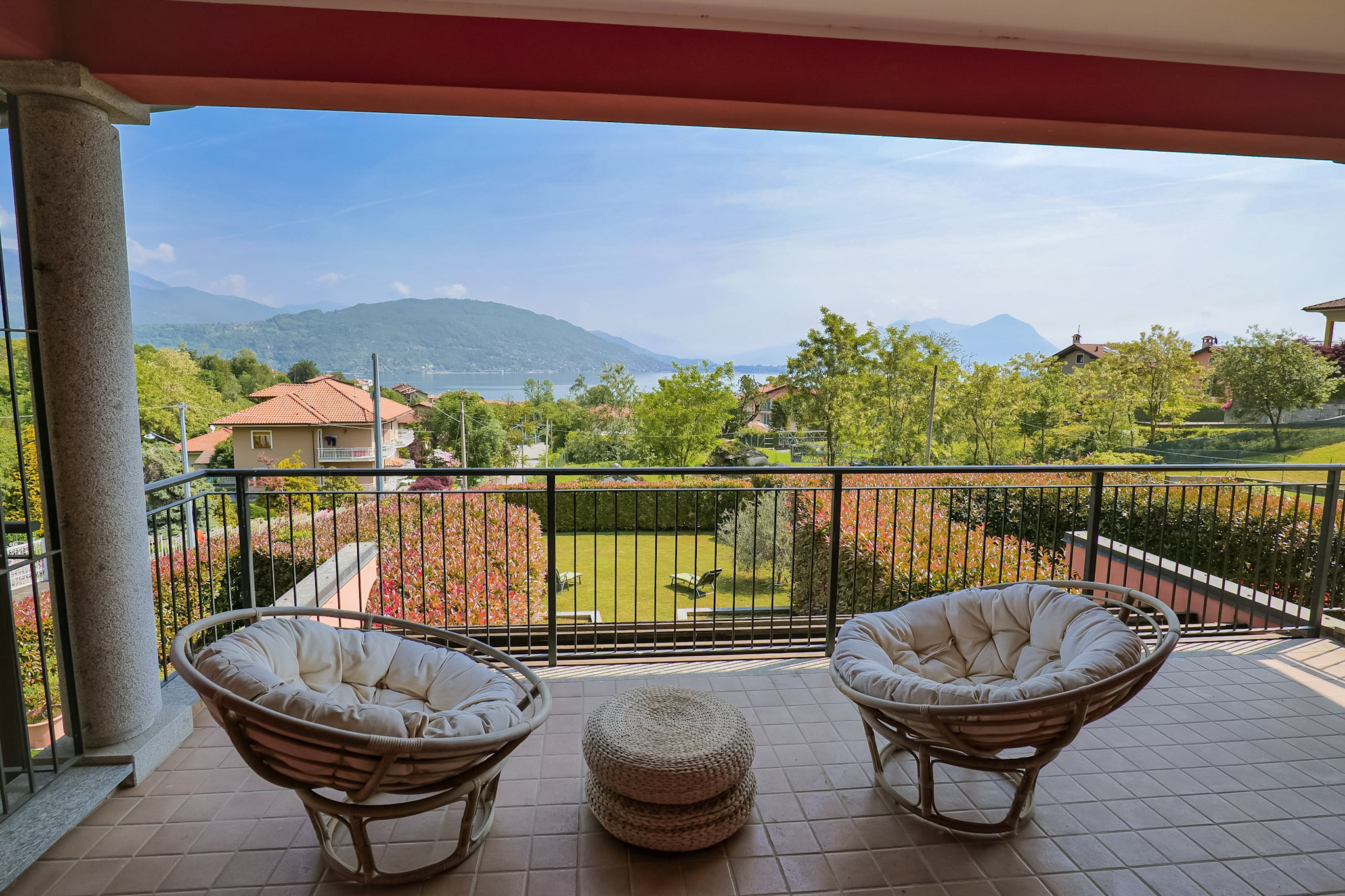 Ca. 12 m² großer überdachter Balkon mit wunderschöner Sicht auf den See und die Borromäischen Inseln