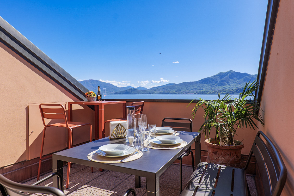 Ca. 15 m² große, uneinsehbare Dachterrasse mit gigantischer Sicht auf den See und die umliegenden Berge