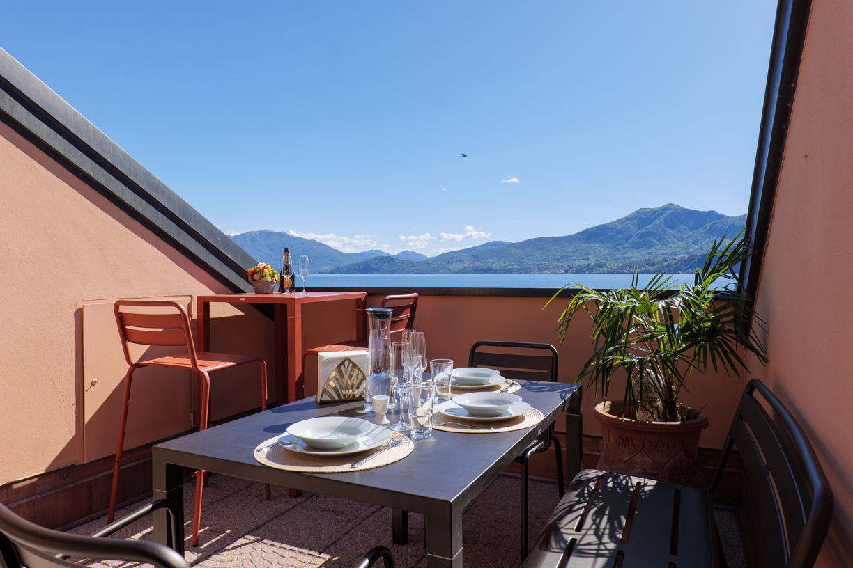 Ca. 15 m² große, uneinsehbare Dachterrasse mit gigantischer Sicht auf den See und die umliegenden Berge