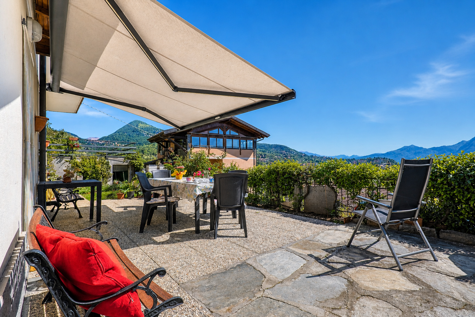 Ca. 40 m² große Terrasse mit Markise und angrenzendem Garten