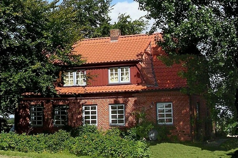 Landhaus Gintoft: Altes Melkerhaus mit Blick über die Ostsee bis nach Dänemark in Alleinlage mit großem Garten