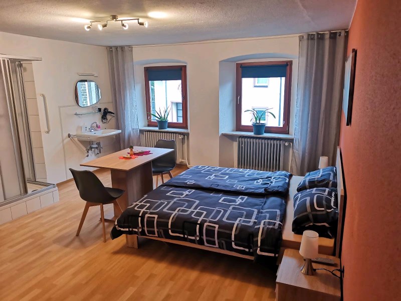 helle Fensterfront mit Blick zum Parkplatz
