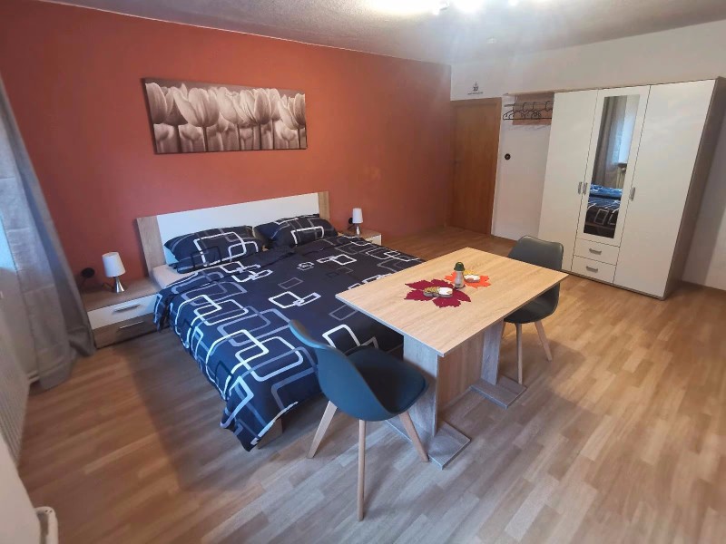 Kleiderschrank, Blick zur Zimmertür