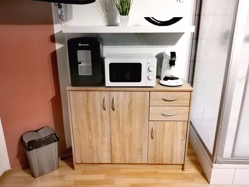 Geschirr, Gläser, Besteck, Wasserkocher, Toaster, Kaffeemaschine, Mikrowelle, Kühlschrank