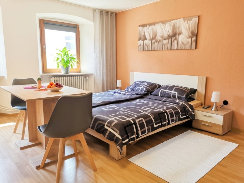 180x200 Doppelbett, Tisch und Stühle