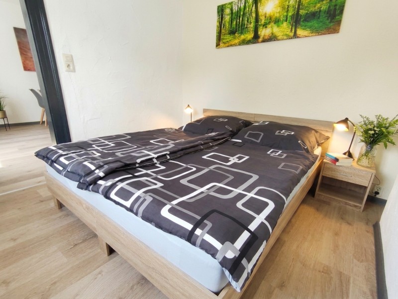 2. Raum: Doppelbett mit Leselampen