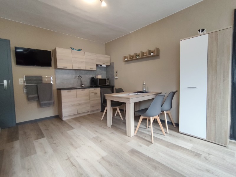 Kleine Küchenzeile mit Esstisch und Kleiderschrank